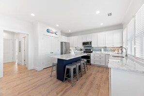 Fridge, microwave, oven, stovetop - Direct Bayfront - Amazing views and wildlife viewing in Fort Morgan (Gulf Shores)