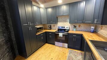 Køleskab, mikrobølgeovn, ovn, kogeplade