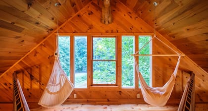 Orchard Mountain Cabin, Enchanting Retreat – Exclusive Lakefront Sanctuary