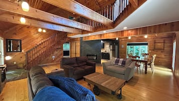 TV connectée, cheminée, jeux vidéo, livres