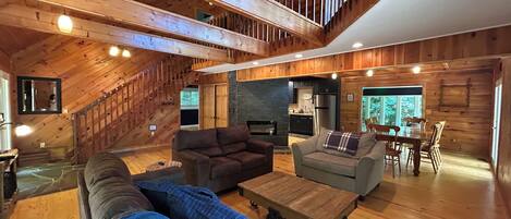 Smart-TV, Kamin, Videospiele, BĂŒcher