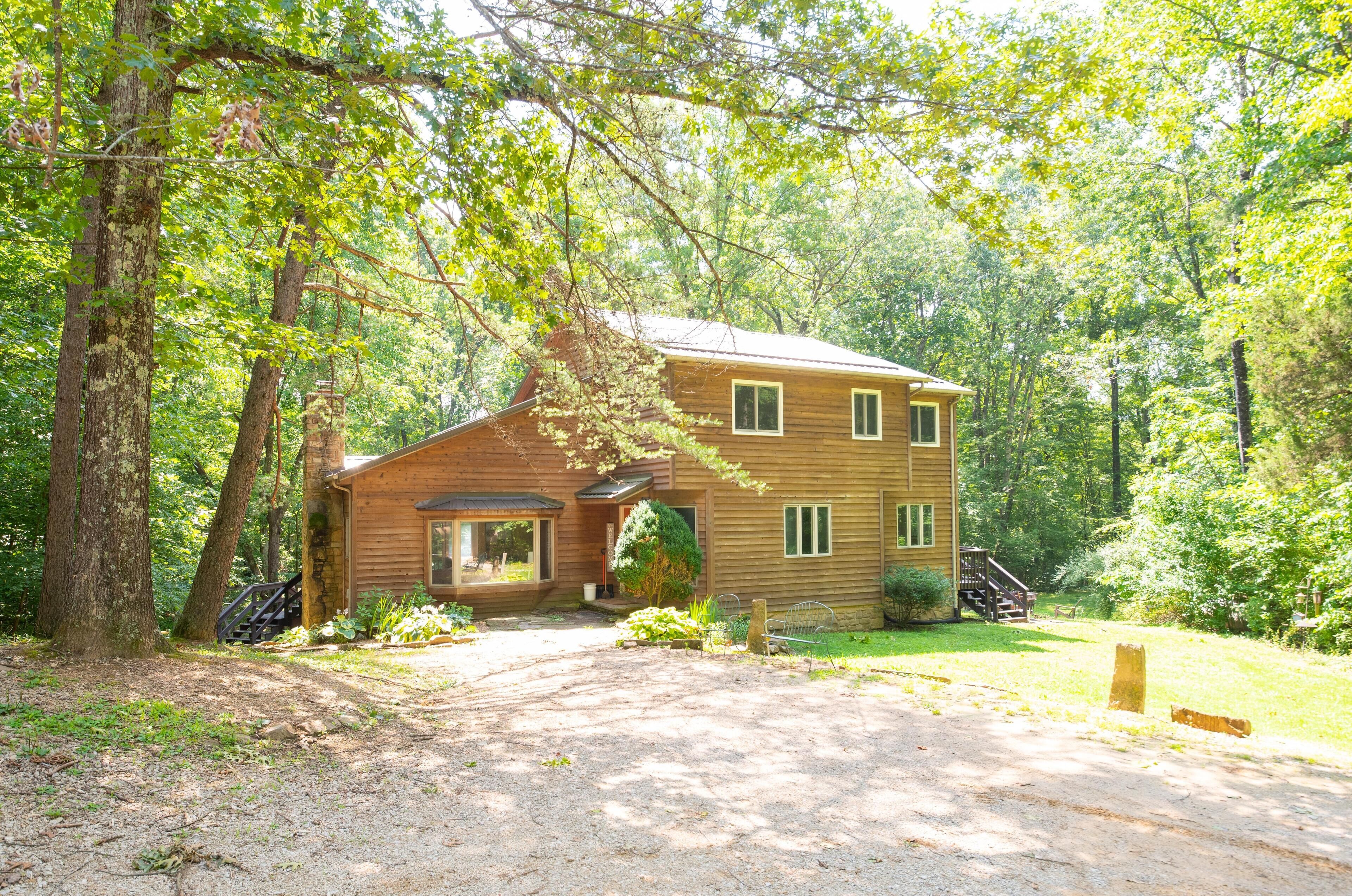Ensconced in natural beauty. The Ridge. Hot tub! Pet Friendly! Game Room!