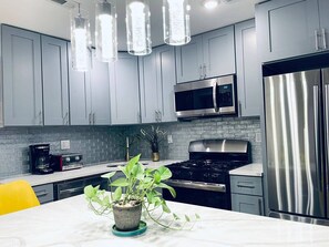 Een koelkast, een magnetron, een oven, een kookplaat