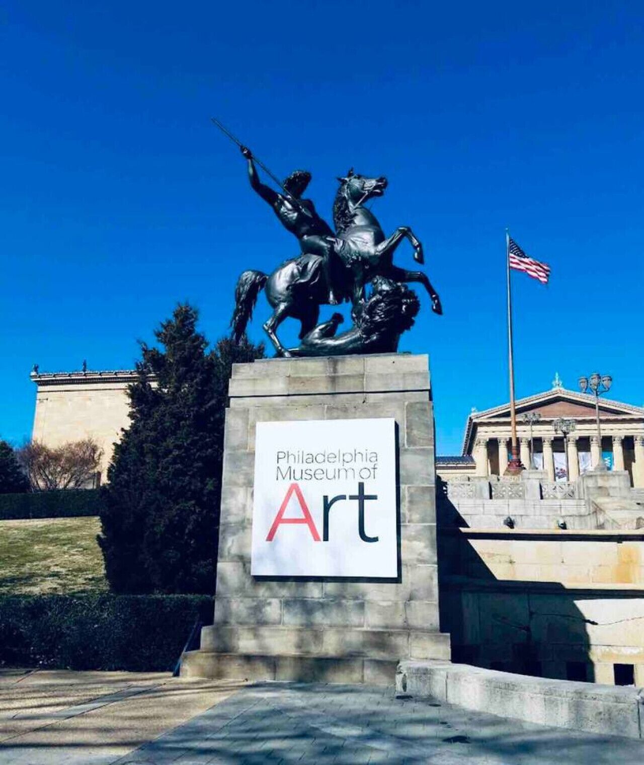 Une statue représentant un homme à cheval, avec une plaque indiquant le Musée d’art de Philadelphie.