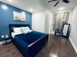 2 bedrooms, memory foam beds, desk, iron/ironing board - Magic Gardens 2BD Apt in Center City (Philadelphia)