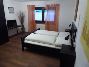 3 Schlafzimmer, Reisekinderbett, kostenloses WLAN, Bettwäsche
