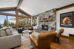 Smart TV, chimenea, tenis de mesa y libros 