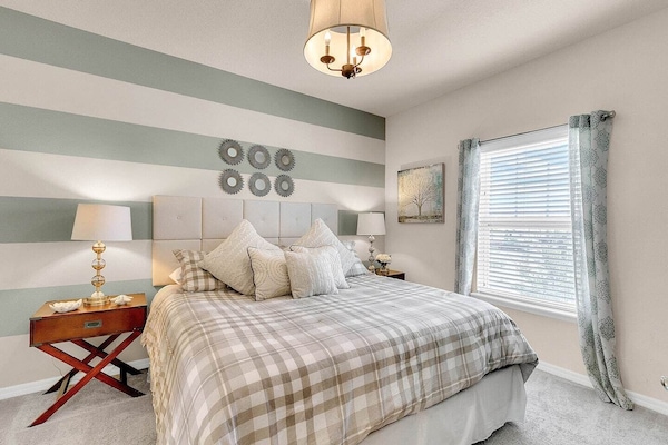 Upstairs en-suite king-size bed