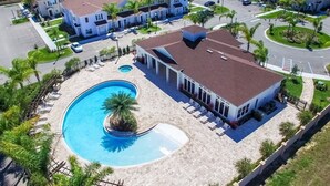 Zona residencial con piscina, varias casas y aparcamiento.