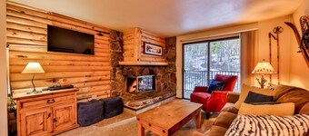 Walk to Downtown Winter Park! 2BR 2BA Pool, 3 Hot Tubs, Free Shuttle, Sleeps 6