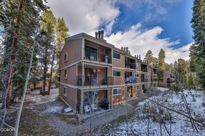 Exterior - Walk to Downtown Winter Park! 2BR 2BA Pool, 3 Hot Tubs, Free Shuttle, Sleeps 6 (Winter Park)