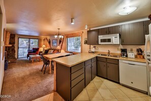 Fridge, microwave, oven, stovetop - Walk to Downtown Winter Park! 2BR 2BA Pool, 3 Hot Tubs, Free Shuttle, Sleeps 6 (Winter Park)