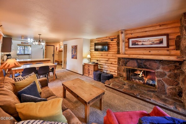 Smart TV, fireplace