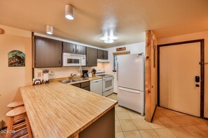 Fridge, microwave, oven, stovetop - Walk to Downtown Winter Park! 2BR 2BA Pool, 3 Hot Tubs, Free Shuttle, Sleeps 6 (Winter Park)