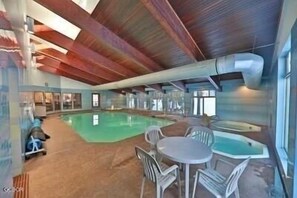 من حمّامات السباحة المغطاة، حمّام سباحة مُدفَّأ