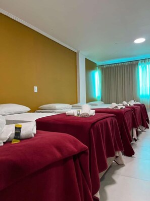 Family Room | Minibar, bed sheets - Hotel Castelo Branco (Foz do Iguaçu)