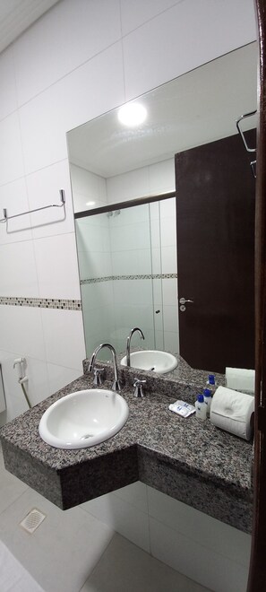 Douche, serviettes fournies