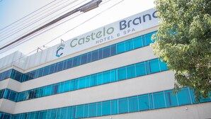Un edificio de hotel con un letrero que dice "Castelo Branco HOTEL & SPA".