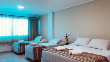 Quarto família | Frigobar, roupa de cama