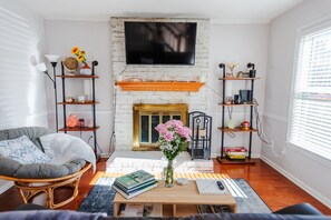 TV connectée, cheminée, livres