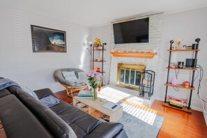 TV connectée, cheminée, livres