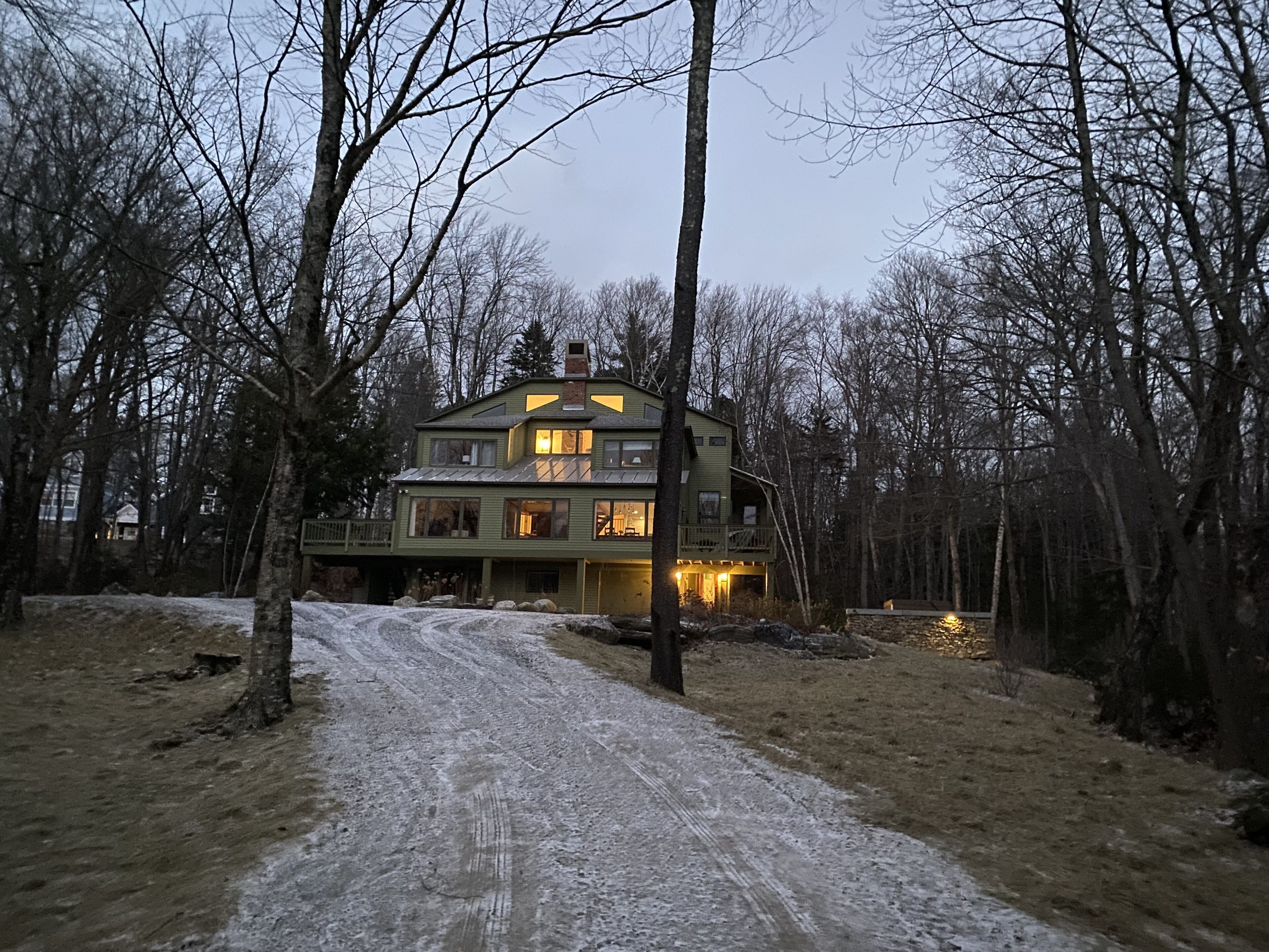 Updated luxury home on shuttle, with hot tub, sauna, fireplace, mountain views!
