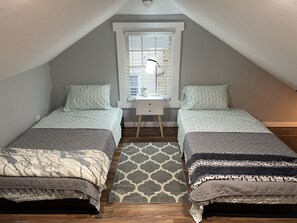 2 bedrooms, desk, iron/ironing board, free WiFi - Modern 2 Bedroom Rental House, Close to Lake Michigan (Manitowoc)