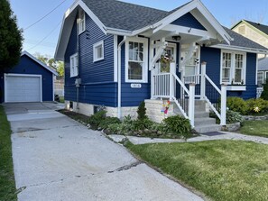 Exterior - Modern 2 Bedroom Rental House, Close to Lake Michigan (Manitowoc)