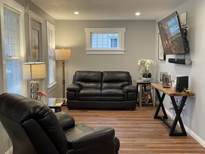 Smart TV - Modern 2 Bedroom Rental House, Close to Lake Michigan (Manitowoc)