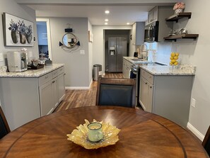 Fridge, microwave, oven, stovetop - Modern 2 Bedroom Rental House, Close to Lake Michigan (Manitowoc)