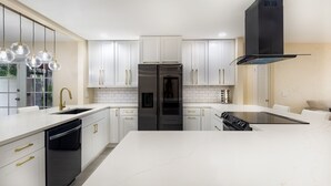 Wasserkocher mit Kaffee-/Teezubehör, Kühlschrank, Mikrowelle, Ofen