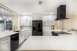 Private kitchen - Beautiful Remodeled Home Near Beach & Atlantic Ave (Boynton Beach)