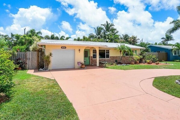 Exterior - Beautiful Remodeled Home Near Beach & Atlantic Ave (Boynton Beach)