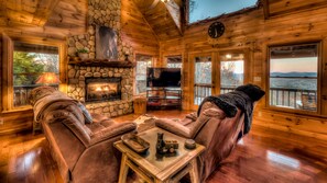 Cabin, 4 Bedrooms | Living room