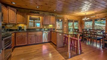 Cabin, 4 Bedrooms | Private kitchen