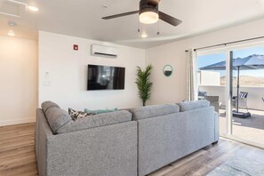 Condo, 3 habitaciones | Área de sala de estar | Smart TV y servicios de streaming 