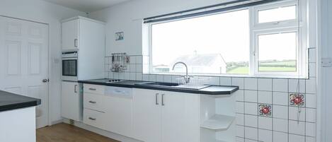 Cottage | Private kitchen | Dishwasher, cookware/dishes/utensils