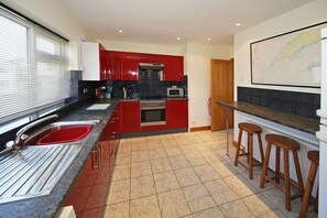 Dishwasher, cookware/dishes/utensils