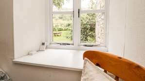 A room with a window seat overlooking a garden. - Beckfold Cottage (Broughton in Furness)