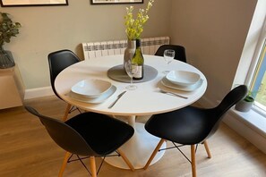 Ugn, diskmaskin, kaffe- och tebryggare och grytor/köksredskap
