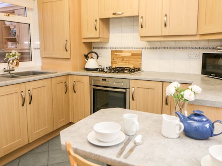 Refrigerador, tetera/pava eléctrica, tostadora, utensilios de cocina