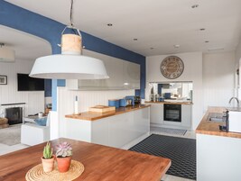 Casa de campo | Cocina privada | Frigorífico, lavavajillas, hervidor eléctrico y tostadora