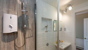 House, Multiple Beds | Bathroom | Separate tub and shower, deep soaking tub, hair dryer, towels - Seascape - 3 Bedrooms (North Berwick)