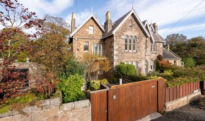 บ้านพัก, หลายเตียง | บริเวณภายนอก