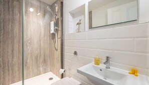 Casa, varias camas | Baño | Bañera y ducha independientes, bañera profunda y secador de pelo