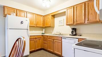 Kamar, 1 Tempat Tidur King dengan tempat tidur Sofa, akses ke kolam renang | Dapur pribadi | Lemari es, microwave, oven, dan kompor