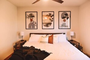 2 bedrooms, desk, iron/ironing board, travel cot - ✨New Listing✨Amazing Amenities in the ♥️ of Durango (Durango)
