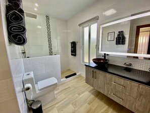 Dusche, Haartrockner, Handtücher, Seife