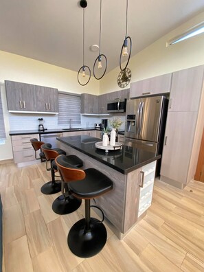 Kühlschrank, Mikrowelle, Ofen, Herdplatte