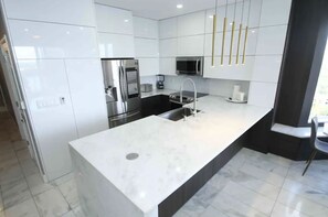 Mikrowelle, Ofen, Herdplatte, Geschirrspüler